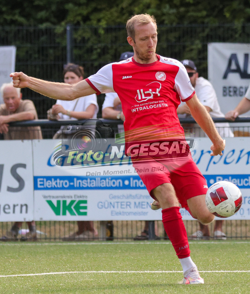 FC RW Kirchlengern - SuS Bad Westernkotten | Auf dem Bild zu sehen: Rot FC RW Kirchlengern: Lennard WüllnerFC RW Kirchlengern, SuS Bad Westernkotten, Saison 26/27, Westfalenliga, Kirchlengern, Deutschland - Realisiert mit Pictrs.com