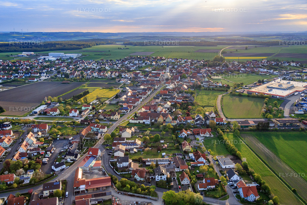 Luftbild: Ortsansicht von Norden in Grettstadt im Bundesland Bayern in Deutschland. Foto: IMG_087764.jpg vom 05.05.2016 durch Werner Riehm/FLY-FOTO.de