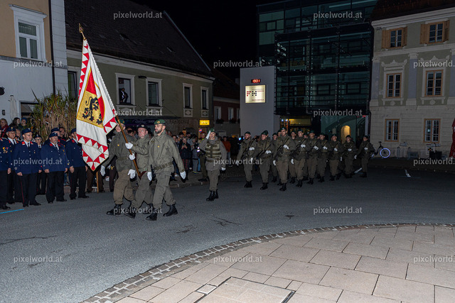 Großer Zapfenstreich am Hauptplatz in Feldkirchen | Bildershop von pixelworld.at - Realisiert mit Pictrs.com