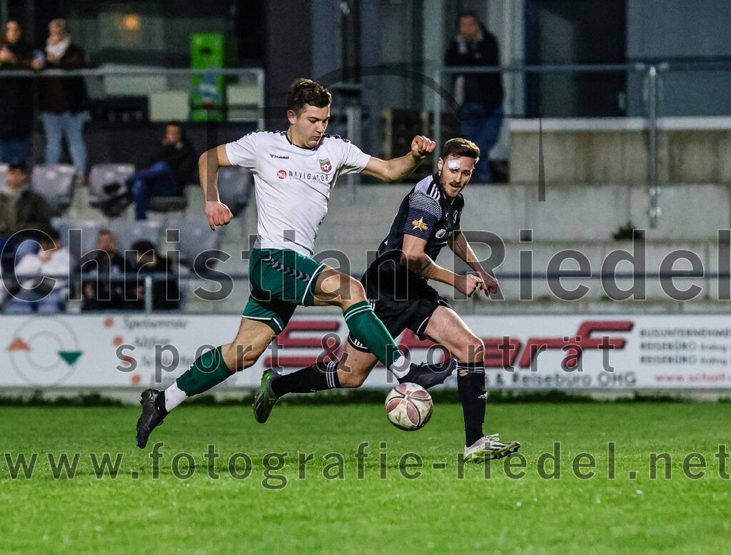 2024-04-05_096_FC_Schwaig_gegen_SV_Pullach | Oberding, Deutschland, 05.04.2024:
Fußball, Landesliga Südost 2023 / 2024, 28. Spieltag, FC Schwaig gegen SV Pullach, Endergebnis: 2:0

Raffael Ascher (FC Schwaig, #9), Christian Wimmer (SV Pullach, #7)

Foto: Christian Riedel / fotografie-riedel.net