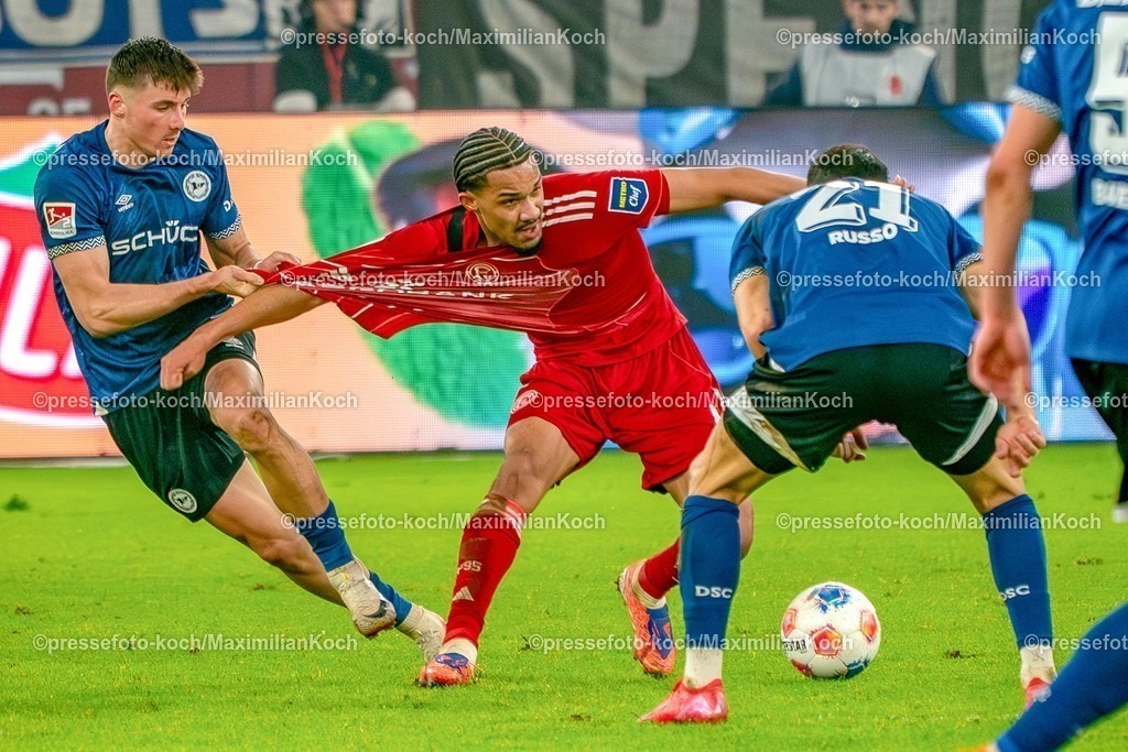 xKKUx16012601033 | 16.01.2026, xkkux, Fußball, Fortuna Düsseldorf - Arminia Bielefeld, 2. Fußball Bundesliga, Merkur Spiel-Arena, Saison 2025 2026: Semir Telalovic (Arminia Bielefeld #07)  reisst Kenneth Schmidt (Fortuna Düsseldorf #04) heftik am Trikot im Zweikampf gegen  Stefano Russo (Arminia Bielefeld #21)  DFB regulations prohibit any use of photographs as image sequences and or quasi-video.