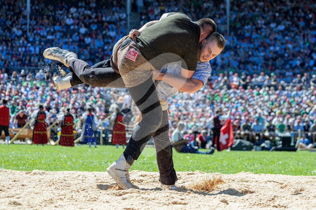 ESAF2025_07Gang_6600 | Die Schwinger des Schwyzer Kantonalen Schwingerverbandes: Fotos, die Dynamik und Leidenschaft festhalten, sowie emotionale Momente aus dem traditionellen Schwingsport zeigen. - Realisiert mit Pictrs.com