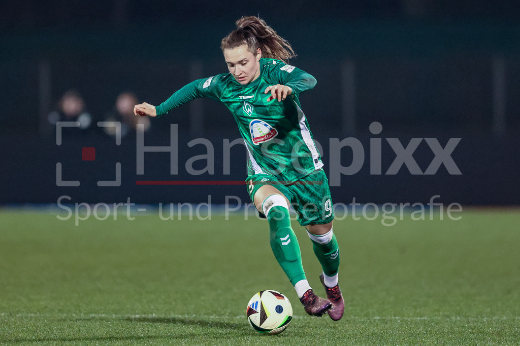 Fussball, Google Pixel Frauen-Bundesliga, SV Werder Bremen - TSG 1899 Hoffenheim | v.li.: Sophie Weidauer (SV Werder Bremen, 9) am Ball, Freisteller, Einzelbild, Ganzkörper, Aktion, Action, Spielszene, DIE DFB-RICHTLINIEN UNTERSAGEN JEGLICHE NUTZUNG VON FOTOS ALS SEQUENZBILDER UND/ODER VIDEOÄHNLICHE FOTOSTRECKEN. DFB REGULATIONS PROHIBIT ANY USE OF PHOTOGRAPHS AS IMAGE SEQUENCES AND/OR QUASI-VIDEO.