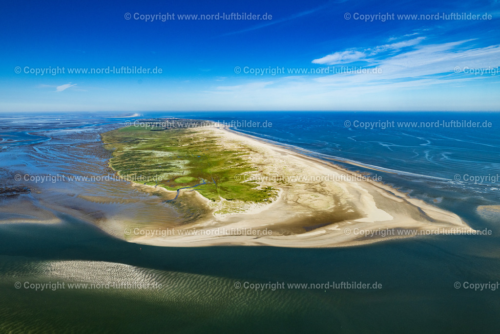 Norderney_Ostseite_ELS_6715050923 | NORDERNEY 06.06.2023 Küsten- Landschaft am Sandstrand " Ostende " mit dem Wrack des ehemaligen Schillsaugers "Capella" und der Ost Bake in Norderney im Bundesland Niedersachsen, Deutschland. // Coastal landscape on the sandy beach "Ostende" with the wreck of the former Schillsauger "Capella" and the Ost Beacon in Norderney in the state of Lower Saxony, Germany. Foto: Martin Elsen