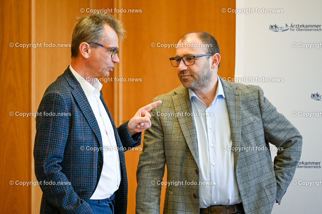 Pressekonferenz Aerztekammer für Ooe_ Aerzteteam sichert Versorgung in Linz Sued_ 22.03.2024-8 | 22.03.2024, Linz, AUT, Pressekonferenz Aerztekammer für Ooe, Aerzteteam sichert Versorgung in Linz Sued, im Bild Albert Maringer (Landesstellenausschuss-Vorsitzender Oesterreichische Gesundheitskasse), Peter Niedermoser (Praesident der Ooe-Aerztekammer)
