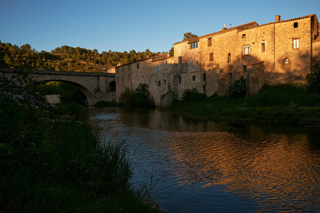 Blick auf die  Pont de l’Alsou auf die Altstadt im Abendlicht | Lagrasse, Frankreich - May 10, 2024: Blick auf die  Pont de l’Alsou und die Altstadt. - Realisiert mit Pictrs.com