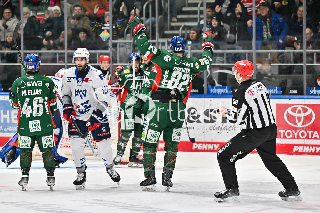 Augsburger Panther - Adler Mannheim | AUGSBURG, GERMANY - 28. DECEMBER: Jubel der Hausherren nach dem Treffer zum 2-2 durch Jason BAST (Augsburger Panther 45) / Tor / Torschuetze / Freude / Happy während dem Match zwischen den Augsburger Panthern und den Adler Mannehim am 33. Spieltag der Penny DEL im Curt Frenzel Stadion