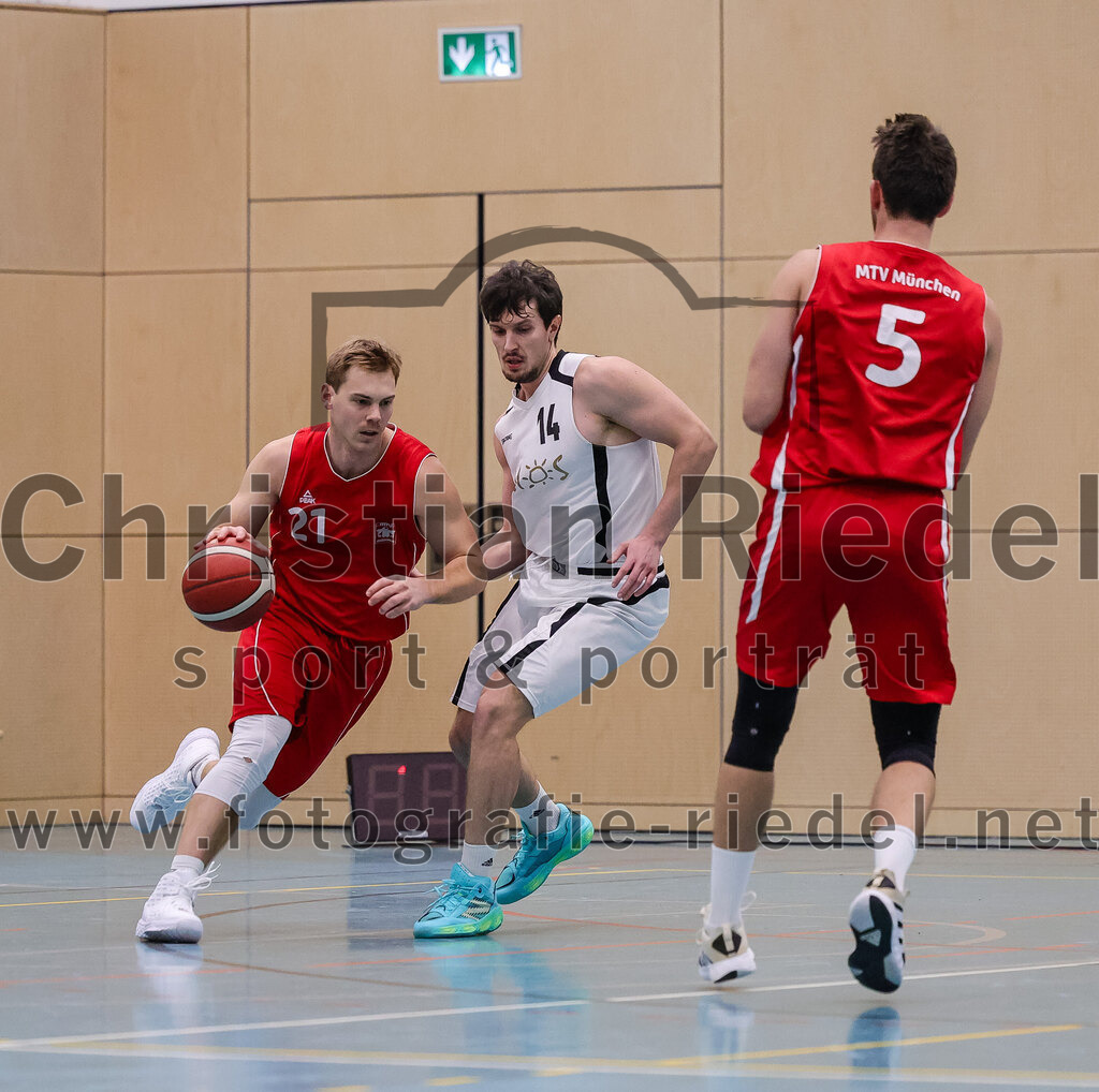 2025-12-06_017_TSV_Vaterstetten_gegen_MTV_1879_Muenchen | Vaterstetten, Deutschland, 06.12.2025:Basketball, 2. Regionalliga Süd 2025 / 2026, 9. Spieltag, TSV Vaterstetten gegen MTV 1879 München, Endergebnis: 58:83Peter Hendron (MTV 1879 München, #21), Ivan Nikolovski (TSV Vaterstetten, #14), Felix Daniel Schuck (MTV 1879 München, #5)Foto: Christian Riedel / fotografie-riedel.net