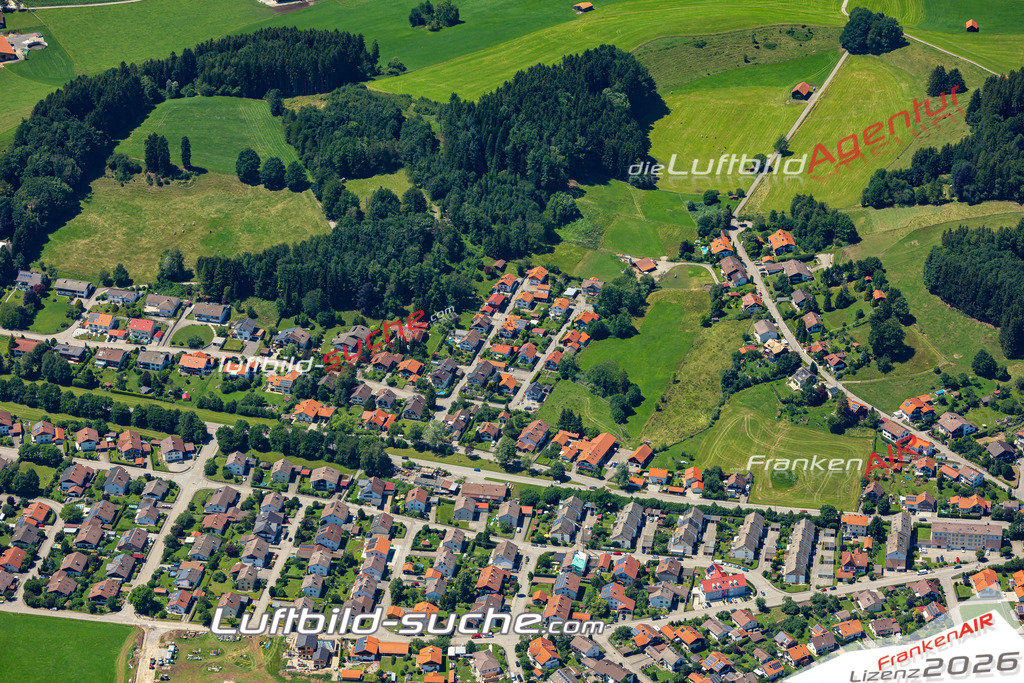 Aktuelles Luftbild von  Peiting - Die Luftaufnahme wurde 2022 mittels UL-Flugzeug erstellt ( keine Drohne ) - hochauflösende Kamera-Systeme von  Canon -Beste Qualität - Für grossformatige Ausdrucke geeignet. Die Geschenkidee !