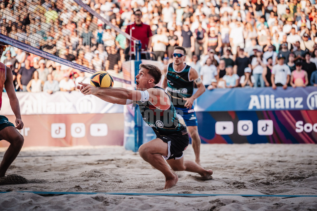 Beachvolleyball | Männer | Deutsche Meisterschaften 2025 Timmendorfer Strand | 04.09.2025 | Luis Kubo spielt den Ball