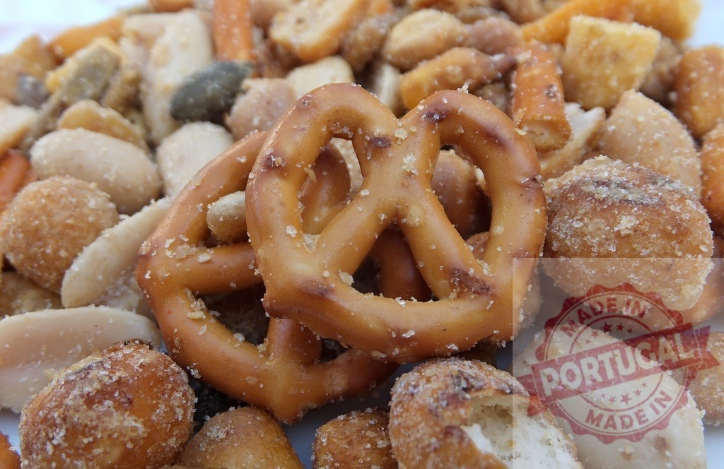 Salty snack mix with pretzels, nuts and crunchy ingredients | Appetizing snack mix with pretzels, peanuts, and various savory elements for a party or casual eating - Realisiert mit Pictrs.com