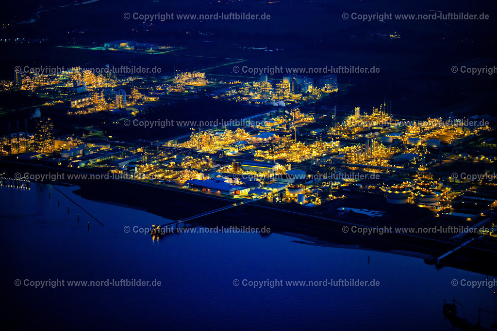 Stade_Bützfleth_Dow_Olin_Nachtaufnahme_ELS_5462060325 | STADE 06.03.2025 Nacht- Lichter und Beleuchtung Raffinerie- Anlagen und Leitungssysteme auf dem Werksgelände des Chemieproduzenten der Fa. Dow Chemie,Olin in Stade im Bundesland Niedersachsen, Deutschland. Weiterführende Informationen bei: Dow Deutschland Anlagengesellschaft mbH,  DuPont Deutschland Holding GmbH & Co. KG,  European Energy Exchange AG,  ITECS Engineering GmbH. // Night lighting refinery equipment and management systems on the factory premises of the chemical manufacturers of Fa. Dow Chemical Olin in Stade in the state Lower Saxony, Germany. Further information at: Dow Deutschland Anlagengesellschaft mbH,  DuPont Deutschland Holding GmbH & Co. KG,  European Energy Exchange AG,  ITECS Engineering GmbH. Foto: Martin Elsen