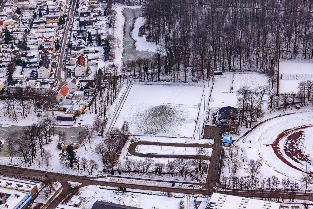 Luftbild: Bienwaldstadion: der neue Kunstrasenplatz, schneebedeckt in Kandel im Bundesland Rheinland-Pfalz in Deutschland. Foto: IMG_23854.jpg vom 16.01.2010 durch Werner Riehm/FLY-FOTO.de