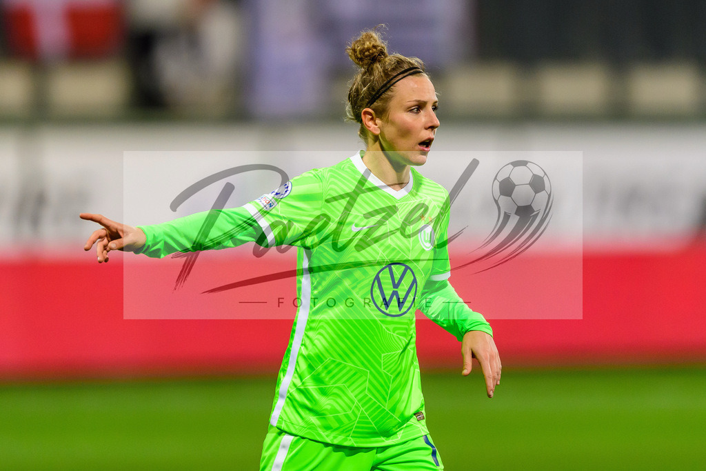 WOBJUV20211118_161 | Fussball, Frauen: Svenja Huth (VfL Wolfsburg) gestikuliert, Gestik bei dem Spiel der UEFA Women´s Champions League zwischen VfL Wolfsburg und Juventus Turin im AOK-Stadion am 18.11.2021 in Wolfsburg, Deutschland. - Realisiert mit Pictrs.com