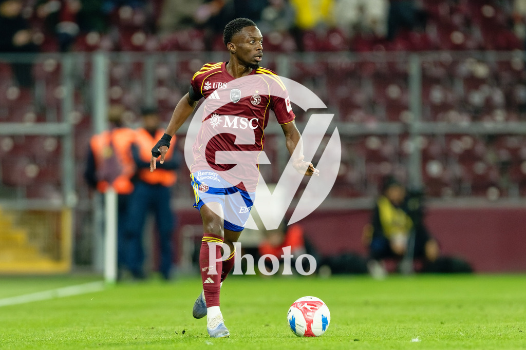Brack Super League - Servette FC v FC Lausanne-Sport | Bradley Mazikou (18 Servette FC) in action (close up)  during the Brack Super League match between Servette FC and FC Lausanne-Sport at Stade de Geneve in Geneva, Switzerland