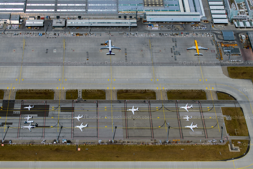 4021165 | MüNCHEN-FLUGHAFEN 08.04.2020 Passagierflugzeuge krisenbedingt stillgelegt auf der Parkpositionen und Abstellfläche auf dem Flughafen in München im Bundesland Bayern, Deutschland. // Passenger aircraft decommissioned due to the crisis on the parking positions and parking space at the airport in Munich in the state Bavaria, Germany. Foto: Gerhard Launer