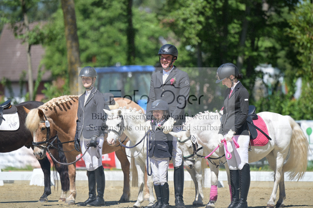 DOS_8992 | Entdecke hochwertige Reitturnierfotos von Foto Oger. Professionell, emotional und authentisch – jetzt Lieblingsmomente im Shop bestellen. - Realisiert mit Pictrs.com