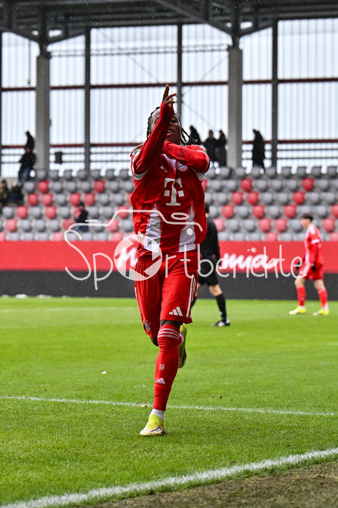 FC Bayern München - Berliner Athletik Klub | MUNICH, GERMANY - 21. FEBRUARY: Jubel der kleinen Bayern nach dem Treffer zum 5-1 durch Wisdom MIKE (FC Bayern München U19 11) / Tor / Torschuetze / Freude / Happy / während dem Spiel zwischen der U19 des FC Bayern München und der U19 des Berliner Athletik Klubs am 3. Spieltag der DFB-U19 Nachwuchsliga am FC Bayern Campus