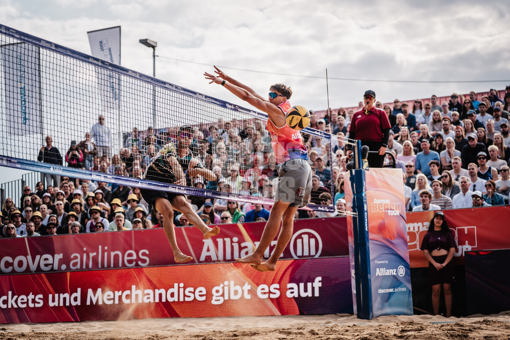 Beachvolleyball | Männer | Allianz German Beach Tour 2025 | Tourstop Düsseldorf | 18.05.2025 | v.l. Clemens Wickler beim Angriff gegen Kristians Fokerots