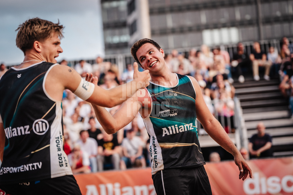 Beachvolleyball | Männer | Allianz German Beach Tour 2025 | Tourstop Hamburg | 31.05.2025 | v.l. Luis Kubo und Jonas Kaminski jubeln
