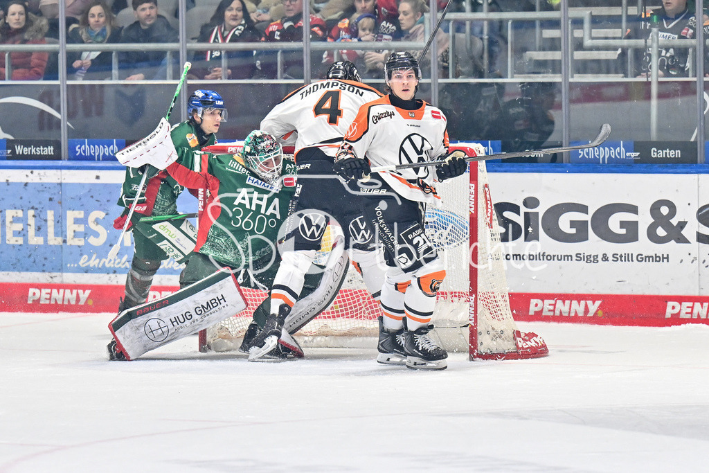 Augsburger Panther - Grizzlys Wolfsburg | AUGSBURG, GERMANY - 15. MARCH: v. l. Michael GARTEIG (Augsburger Panther 34, Keaton THOMPSON (Grizzlys Wolfsburg 4) und Juian CHROBOT (Grizzyls Wolfsburg 40) während dem Match zwischen den Augsburger Panthern und den Grizzlys Wolfsburg am 52. Spieltag der Penny DEL im Curt Frenzel Stadion