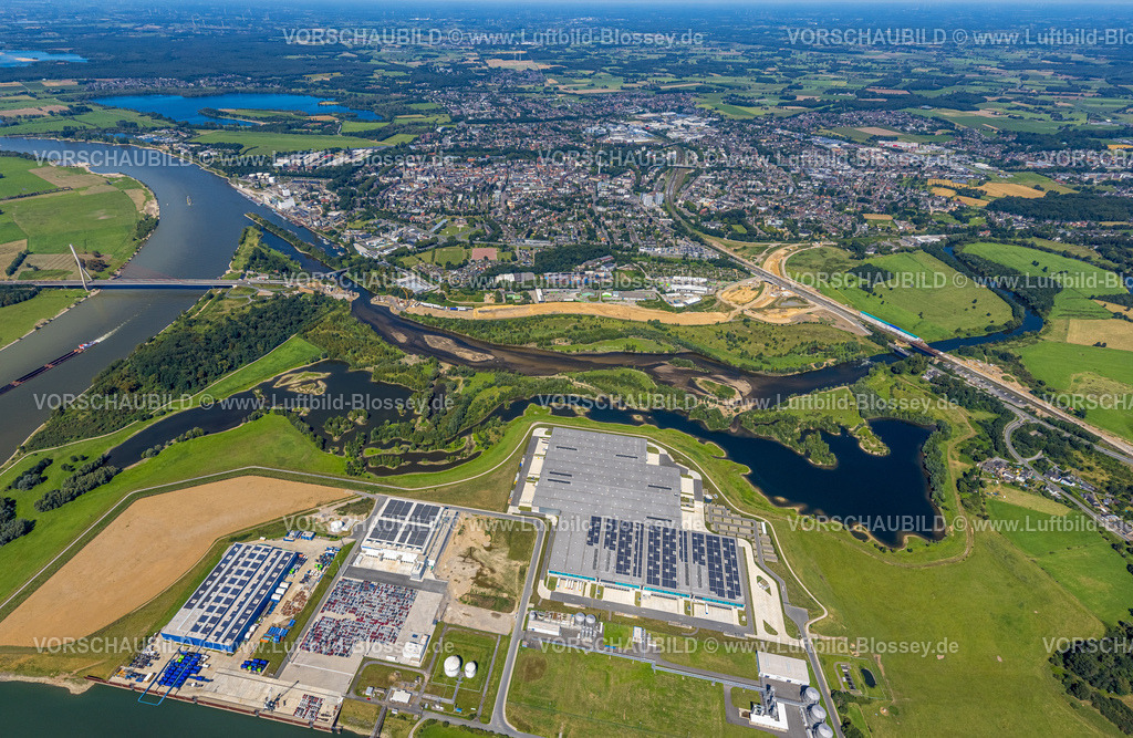 Wesel240802366 | Luftbild, Lippemündungsraum mit Baustelle, Fluss Lippe und Naturschutzgebiet NSG, Büdericher Insel und Rheinbrücke über den Fluss Rhein, Rhein-Lippe-Hafen mit Rhenus Logistics und Nordfrost GmbH, rechts die Bundesstraße B8 Brücke am Lippeschlößchen, links die Rheinbrücke Wesel, hinten das Gewerbegebiet Am Lippeglacis Mineralmahlwerk C. Welsch GmbH, Ortsansicht und Wohngebiet Wesel, Wesel, Ruhrgebiet, Niederrhein, Nordrhein-Westfalen, Deutschland