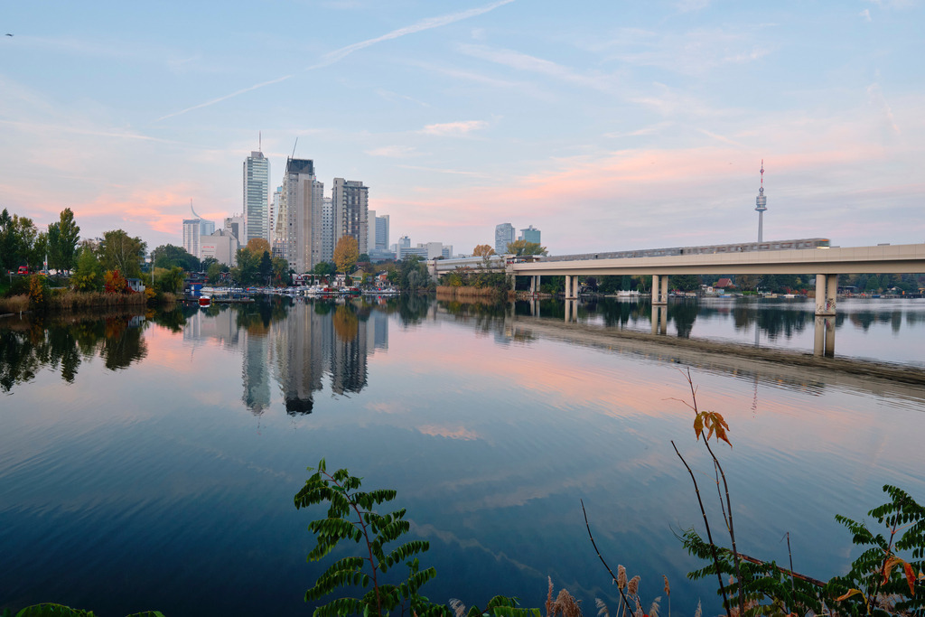 Blick über die Alte Donau auf die Donaucity im Morgenlicht | Wien, Austria - October 21, 2021: Wiener Wohnen; Blick über die Alte Donau auf die Donaucity im Morgenlicht. - Realisiert mit Pictrs.com
