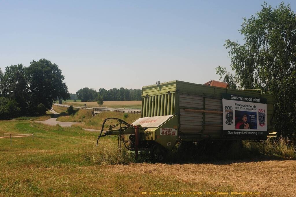 Geißmannsdorf-2026-Ortsbilder-178 | Geißmannsdorf bei Bischofswerda im Sommer 2026. Ein fotografischer Streifzug durch das Dorf Geißmannsdorf, mit Gebäuden, Straßen, Strohpuppen und geschmückten Vorgärten und Grundstücken anlässlich der 800-Jahr-Feier von Geißmannsdorf im Juni 2026 - Realisiert mit Pictrs.com