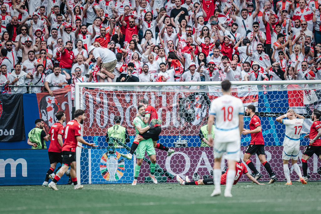 Fußball | Herren | UEFA-Fußball-Europameisterschaft 2024 | Gruppe B | Kroatien vs. Albanien | 19.06.2024 | Georgien bejubelt ihren Torwart Giorgi Mamardashvili (#25, Georgien)