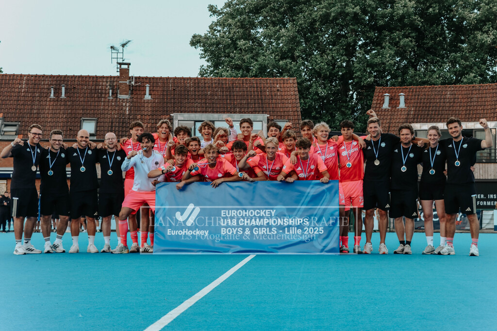 EM_MU18_F_GER-BEL_Lille_bearbeitet_Pokalbilder (15 von 137) | lanaschraderfotografie - Realisiert mit Pictrs.com