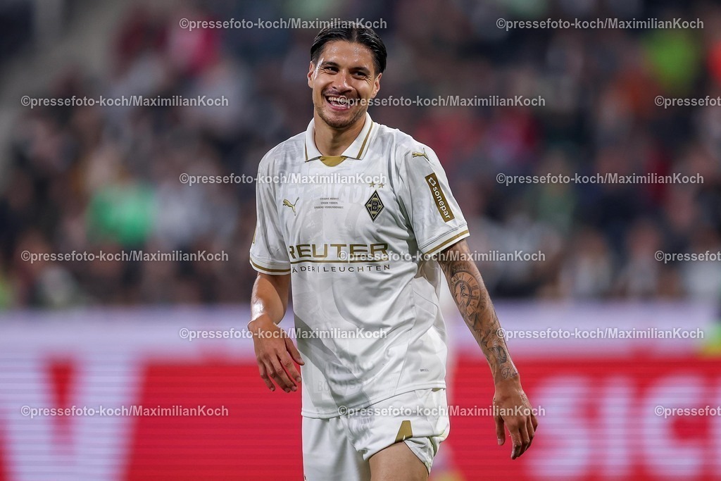 BMG02082501056 | 02.08.2025, Fußball, Borussia Mönchengladbach - FC Valencia, 125 Jahrfeier Jubiläumsspiel, Borussia-Park, Saison 2025 2026: Torschütze Kevin Diks (Borussia Mönchengladbach #04) lachend glücklich lächelt Freude  DFB regulations prohibit any use of photographs as image sequences and or quasi-video.