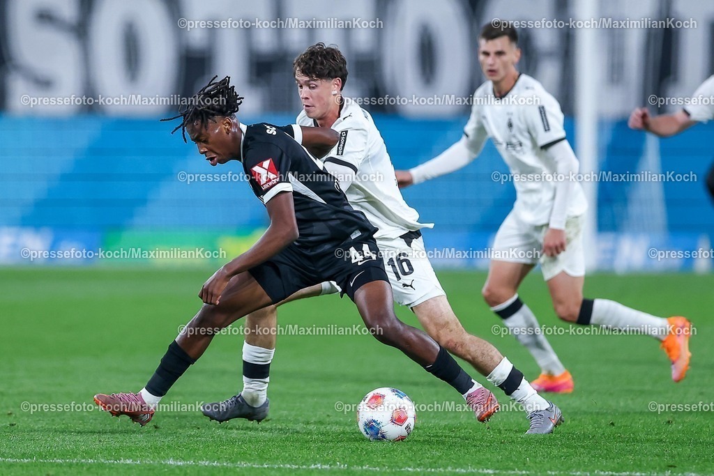BMG05102501090 | 05.10.2025, Fußball, Borussia Mönchengladbach - SC Freiburg, 1. Fußball Bundesliga, Borussia-Park, Saison 2025 2026: Johan Manzambi&nbsp;(SC Freiburg #44) im Zweikampf gegen  Philipp Sander&nbsp;(Borussia Mönchengladbach #16) DFB regulations prohibit any use of photographs as image sequences and or quasi-video.
