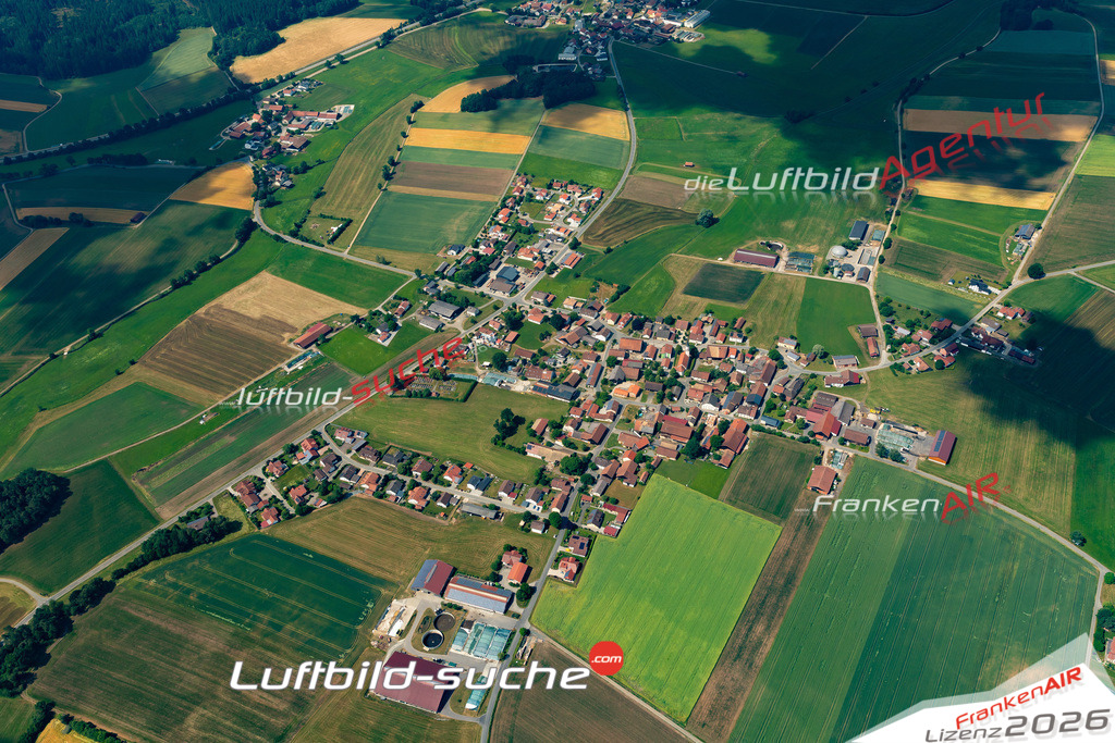 Das Luftbild zeigt : Döfering Schönthal - Die Luftaufnahme wurde 2023 vom UL-Flugzeug aus erstellt ( keine Drohne ) - Hochauflösende Luftaufnahme - Für grossformatige Ausdrucke geeignet. Die Geschenkidee !Mit Lizenz und Bildrechte bestellbar