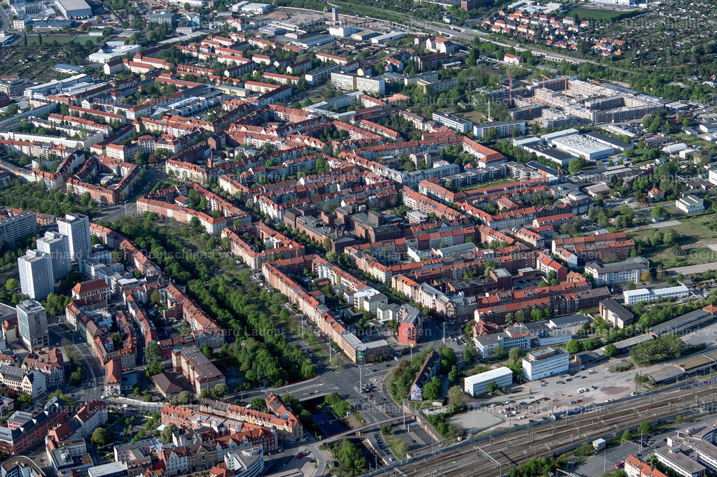 4026020 | ERFURT 06.05.2020 Stadtansicht des Innenstadtbereiches entlang der Stauffenbergallee im Ortsteil Krämpfervorstadt in Erfurt im Bundesland Thüringen, Deutschland. // City view on down town along the Stauffenbergallee in the district Kraempfervorstadt in Erfurt in the state Thuringia, Germany. Foto: Gerhard Launer