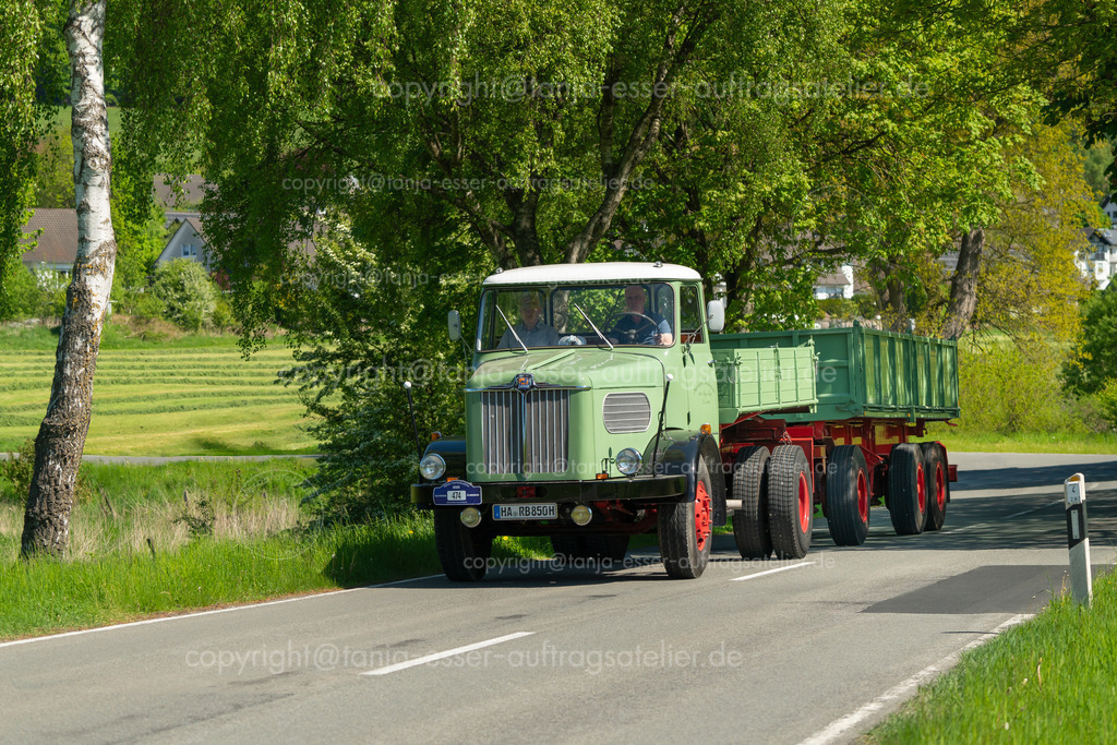 474 LKW Büssing Commodore SK - 055 während der Oldtimer Sauerlandrundfahrt 2025 | Brilon, Deutschland - 10. Mai 2025: Firma Witteler veranstaltet die Oldtimer Sauerlandrundfahrt (OSR). In Gevelinghausen wurde auf der Landstraße ein hell grüner Büssing Commodore SK aus dem Jahr 1965 fotografiert.