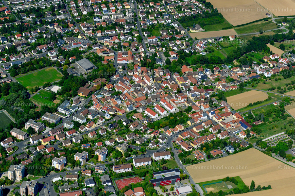 3650123 | LENGFELD 31.08.2016 Wohngebiet einer Einfamilienhaus- Siedlung am Rande von landwirtschaftlichen Feldern in Lengfeld im Bundesland Bayern, Deutschland // Single-family residential area of settlement on the edge of agricultural fields in Lengfeld in the state Bavaria, Germany Foto: Gerhard Launer