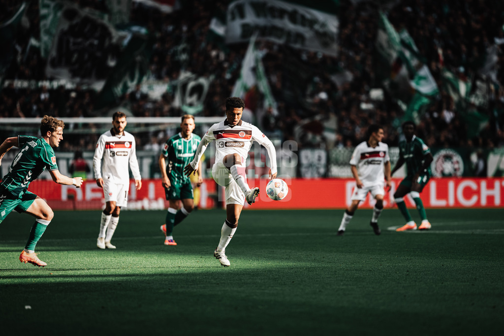 Fußball | Männer | Saison 2025/2026 | 1. Fußball-Bundesliga | 6. Spieltag | SV Werder Bremen vs. FC St. Pauli | 04.10.2025 | Joel Chima Fujita (#16, FC St. Pauli) nimmt den Ball an