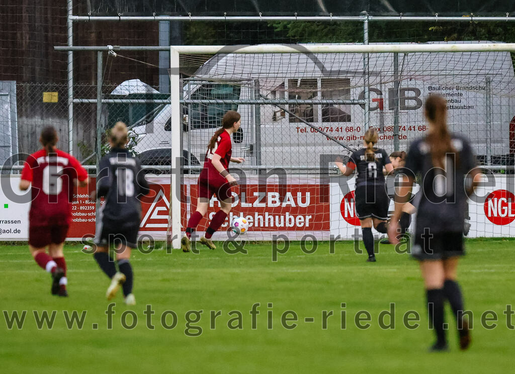 2023-10-14_064_FC_Schwaig_gegen_SV_Schechen | Oberding, Deutschland, 14.10.2023:
Fußball, Bezirksliga 2023 / 2024, 6. Spieltag, FC Schwaig gegen SV Schechen, Endergebnis: 4:3

Emily Grimes (FC Schwaig, #13), Julia Marth (SV Schechen, #6), Torfrau Ramona Fischer (SV Schechen, #1)

Foto: Christian Riedel / fotografie-riedel.net