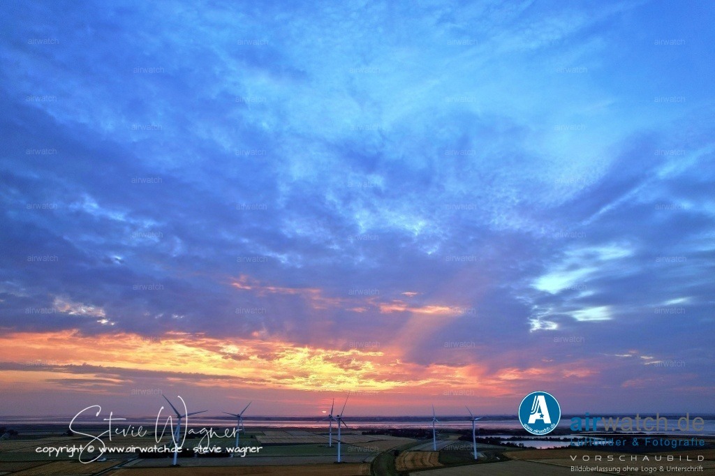 Windpark - Simonsberg | Entdecken Sie atemberaubende Luftbilder und Fotografien auf airwatch.de - Tauchen Sie ein in eine Welt voller faszinierender Aufnahmen aus der Vogelperspektive.