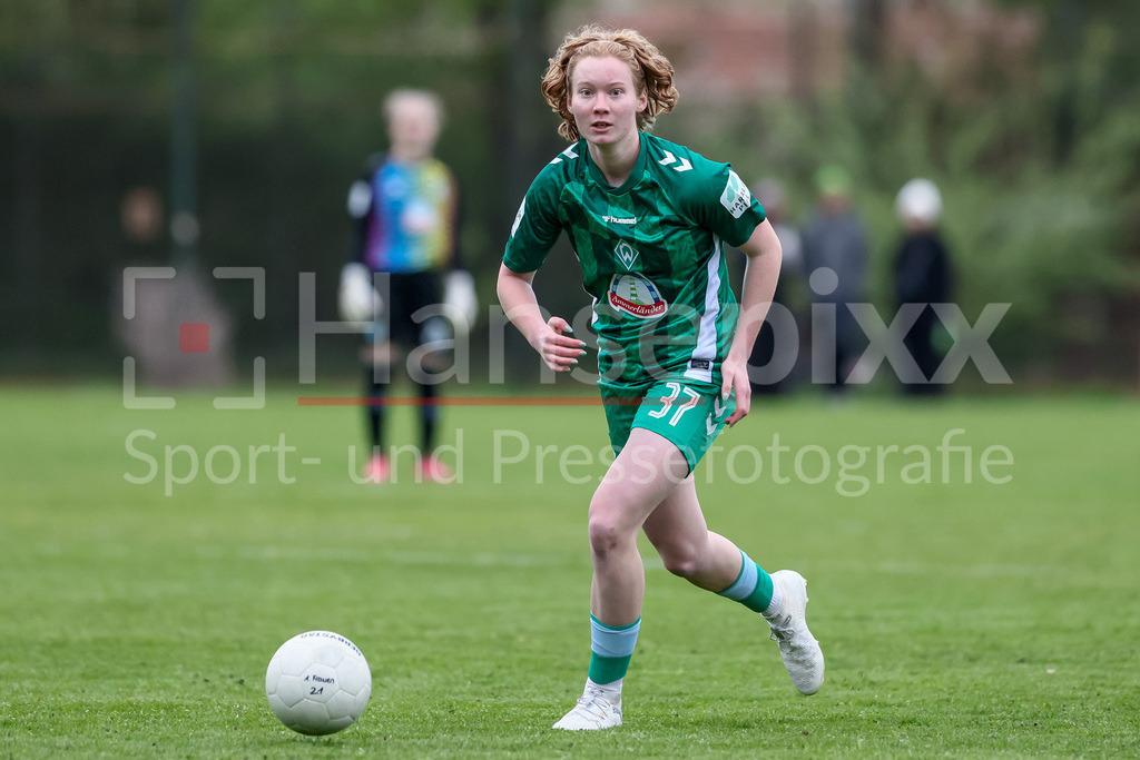 Fussball, Testspiel Frauen, ATS Buntentor - SV Werder Bremen | v.li.: Lena Dahms (SV Werder Bremen, 37) am Ball, Einzelbild, Ganzkörper, Aktion, Action, Spielszene