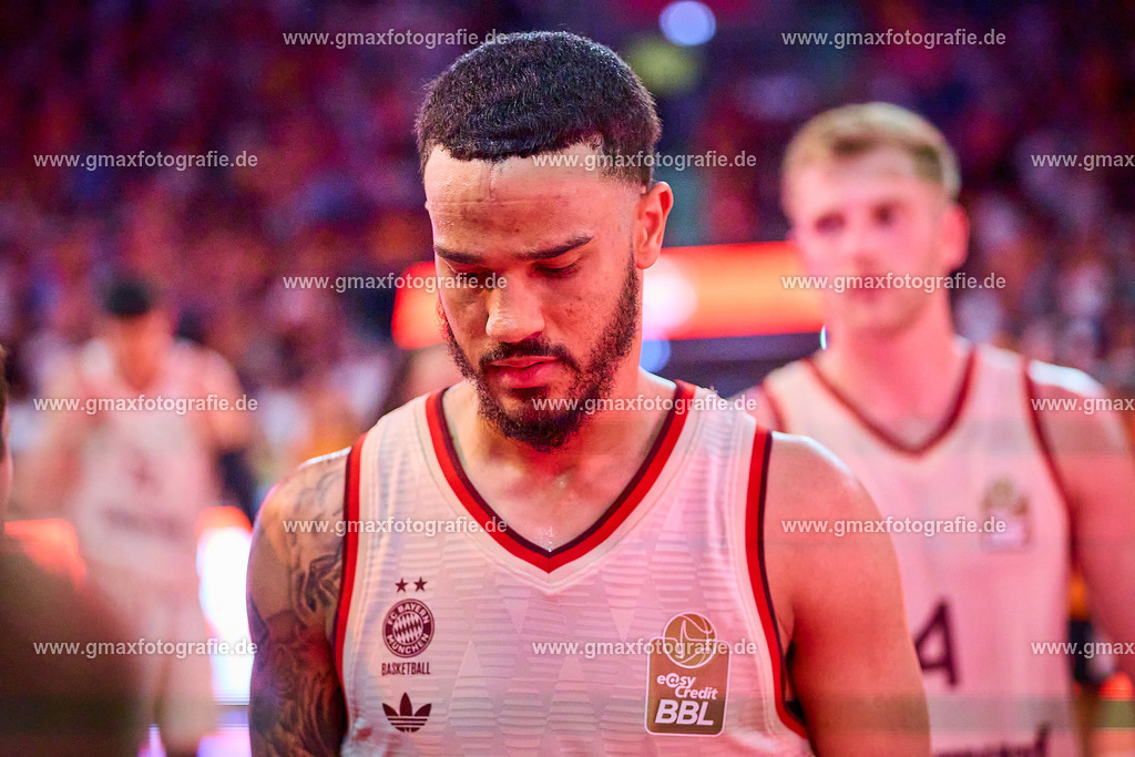 GER, ratiopharm ulm gegen FC Bayern, Basketball, 2. PlayOff, Finale, EasyCredit Bundesliga, Spielzeit 2024/2025, 18.06.2025 | Shabazz Napier (FC Bayern, #08) verlaesst enttaeuscht das Feld nach SpielendeGER, ratiopharm ulm gegen FC Bayern, Basketball, 2. PlayOff, Finale, EasyCredit Bundesliga, Spielzeit 2024/2025, 18.06.2025Foto: Eibner-Pressefoto/Gerald Oelze-de Stoppany