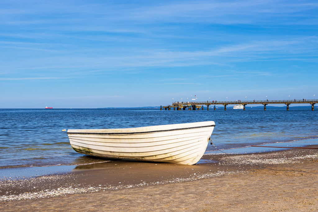 Fischerboot und Seebrücke am Strand von Bansin auf der Insel Usedom | Fischerboot und Seebrücke am Strand von Bansin auf der Insel Usedom.