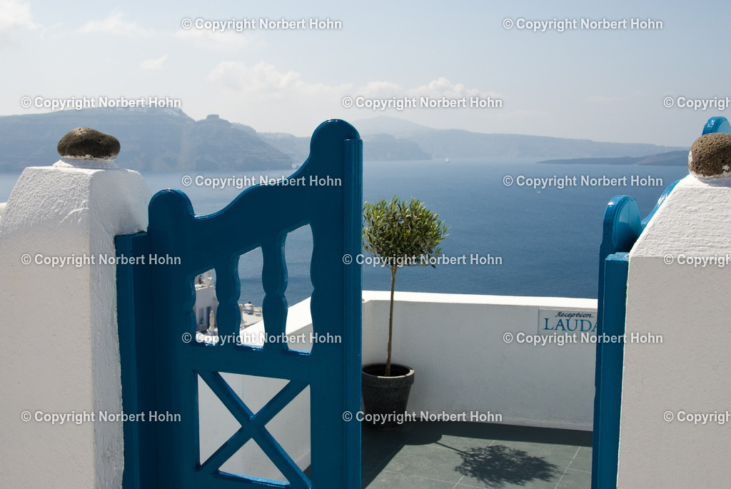 Reisefotografie - Griechenland - Santorini | Wunderschönes Bergdorf Oia im Norden der Kykladeninsel Santorini. - Realisiert mit Pictrs.com