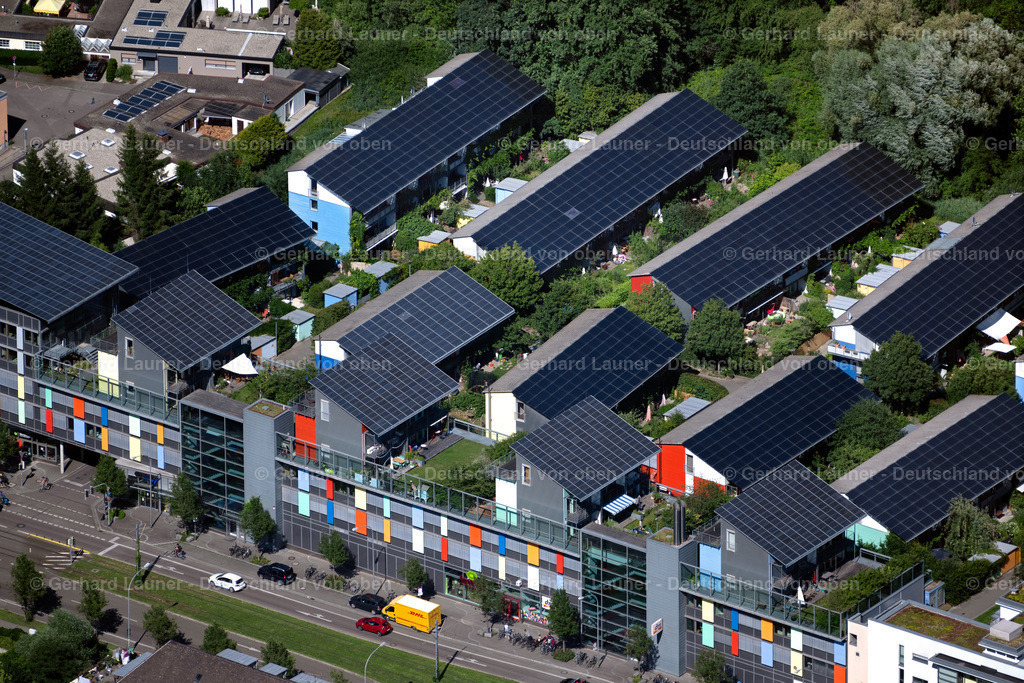 4033596 | FREIBURG IM BREISGAU 30.06.2020 Reihenhaus- Siedlung Sonnenschiff mit Photovoltaikanlagen auf dem Dach als Plusenergiehäuser in Freiburg im Breisgau im Bundesland Baden-Württemberg, Deutschland. // Residential area " Sunship " sunship with photovoltaics on the roof in Freiburg im Breisgau in the state Baden-Wurttemberg, Germany. Foto: Gerhard Launer
