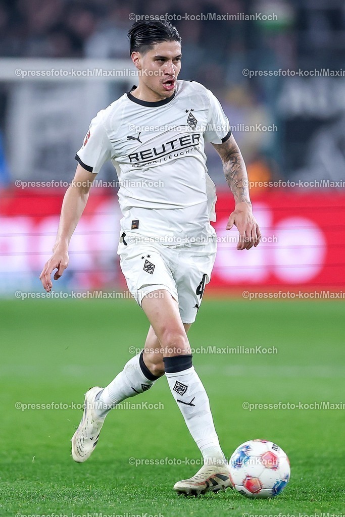 BMG13122502156 | 13.12.2025, Fußball, Borussia Mönchengladbach - VfL Wolfsburg, 1. Fußball Bundesliga, 14.Spieltag, Borussia-Park, Saison 2025 2026: Kevin Diks&nbsp;(Borussia Mönchengladbach #04)  DFB regulations prohibit any use of photographs as image sequences and or quasi-video.