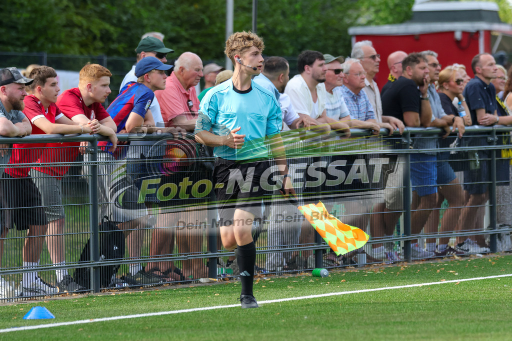 FC RW Kirchlengern - SuS Bad Westernkotten | Auf dem Bild zu sehen: Schiedsrichter Assistent: Christian Uhlenbruck FC RW Kirchlengern, SuS Bad Westernkotten, Saison 26/27, Westfalenliga, Kirchlengern, Deutschland - Realisiert mit Pictrs.com