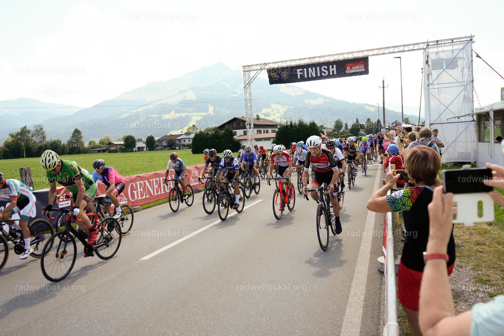 501_20230817_Bewerb_Maenner_Muehlanger | AUT - OESTERREICH, 2023-08-16: SPORT RENNRAD-FAHREN - 55. INTERNATIONALER RADWELTPOKAL IN ST. JOHANN IN TIROL  - Vintage-Radrennen mit WM-Bronze-Medaillen-Siegerin Christina Schweinberger, den Teilnehmer und Alexander Baumann (vom Orginastions-Team) - TAG 2 BEWERB MAENNER IN SECHS GRUPPEN  ; Foto: Roland Muehlanger