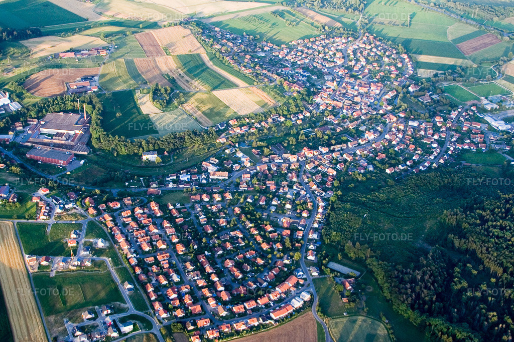 Luftbild: Ortsansicht der Straßen und Häuser der Wohngebiete in Volkertshausen im Bundesland Baden-Württemberg in Deutschland. Foto: IMG_11420.jpg vom 04.07.2008 durch Werner Riehm/FLY-FOTO.de