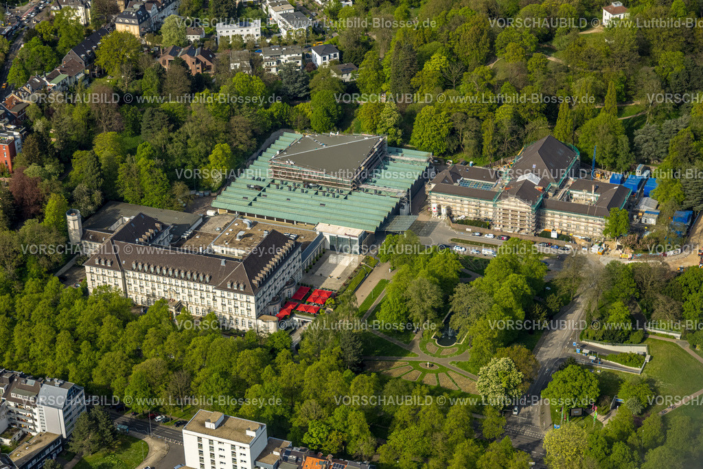Aachen240403496 | Luftbild, Kurpark und Kurgarten, Eurogress Aachen Veranstaltungsstätte, Parkhotel Quellenhof mit Außengastronomie und roten Sonnenschirmen, Baustelle mit Renovierung und Sanierung Neues Kurhaus Aachen, Hansemannplatz, Aachen, Rheinland, Nordrhein-Westfalen, Deutschland