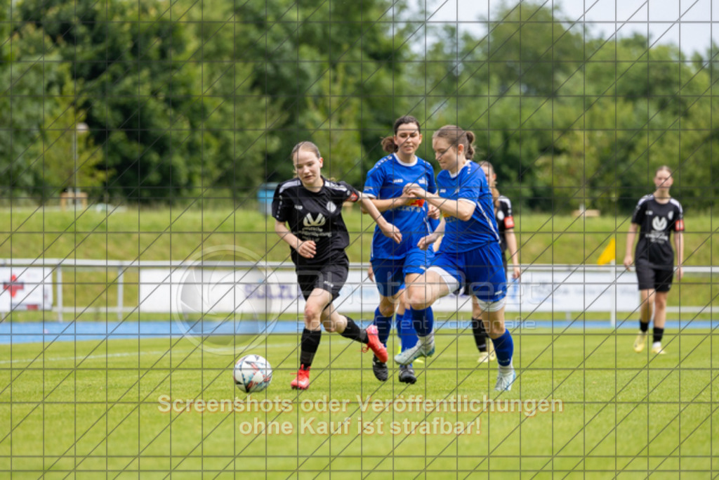 20250529_143158_1116 | #,  SGM Wendlingen-Ötlingen II (blau) vs. 1.FC Donzdorf II (schwarz), Fussball, Frauen-Bezirkspokal Finale Saison 2024/2025, Rasenplatz VfL Stadion Kirchheim, Jesinger Straße 105, 73230 Kirchheim, 29.05.2025 - 13:00 Uhr,Foto: PhotoPeet-Sportfotografie/Peter Harich